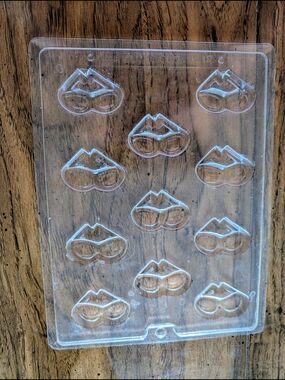 Clear Plastic Candy Mold Tray with Sunglasse - Transparent